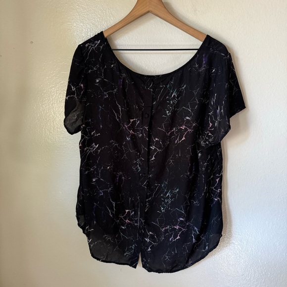 Torrid | Printed Abbey Button Back Blouse - Picture 4 of 7